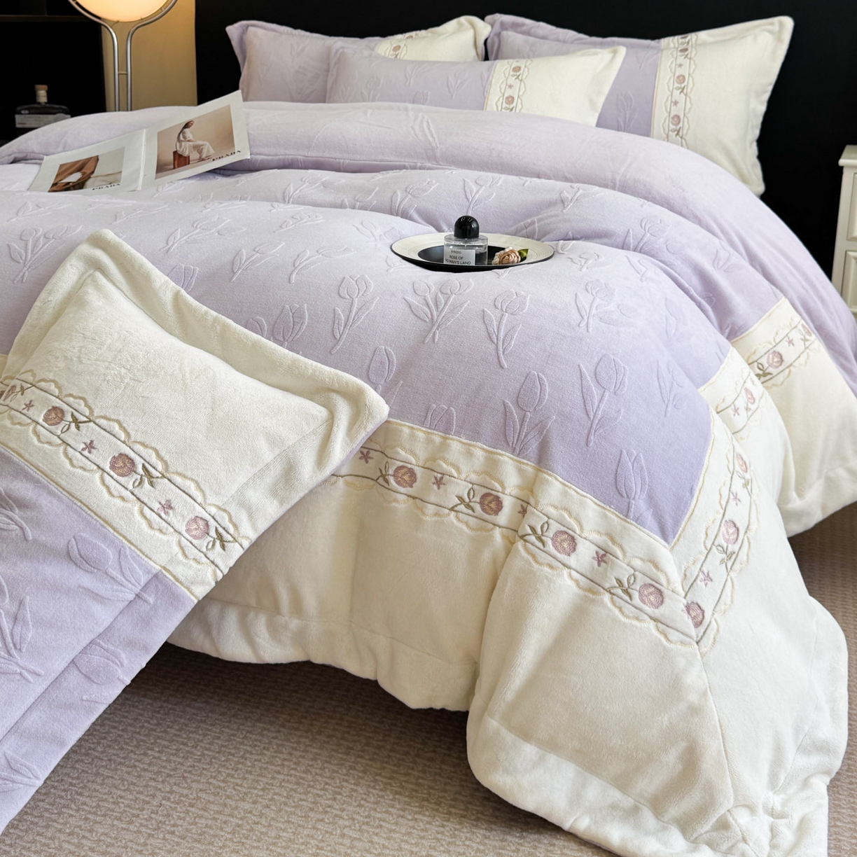 91家纺网 家纺一手货源 找家纺 博纳家纺 2025新款230克雕花绒法式花边刺绣拼角加厚牛奶绒四件套-美好时光 控价劵后248（严格按控价来） 美好时光-浅紫