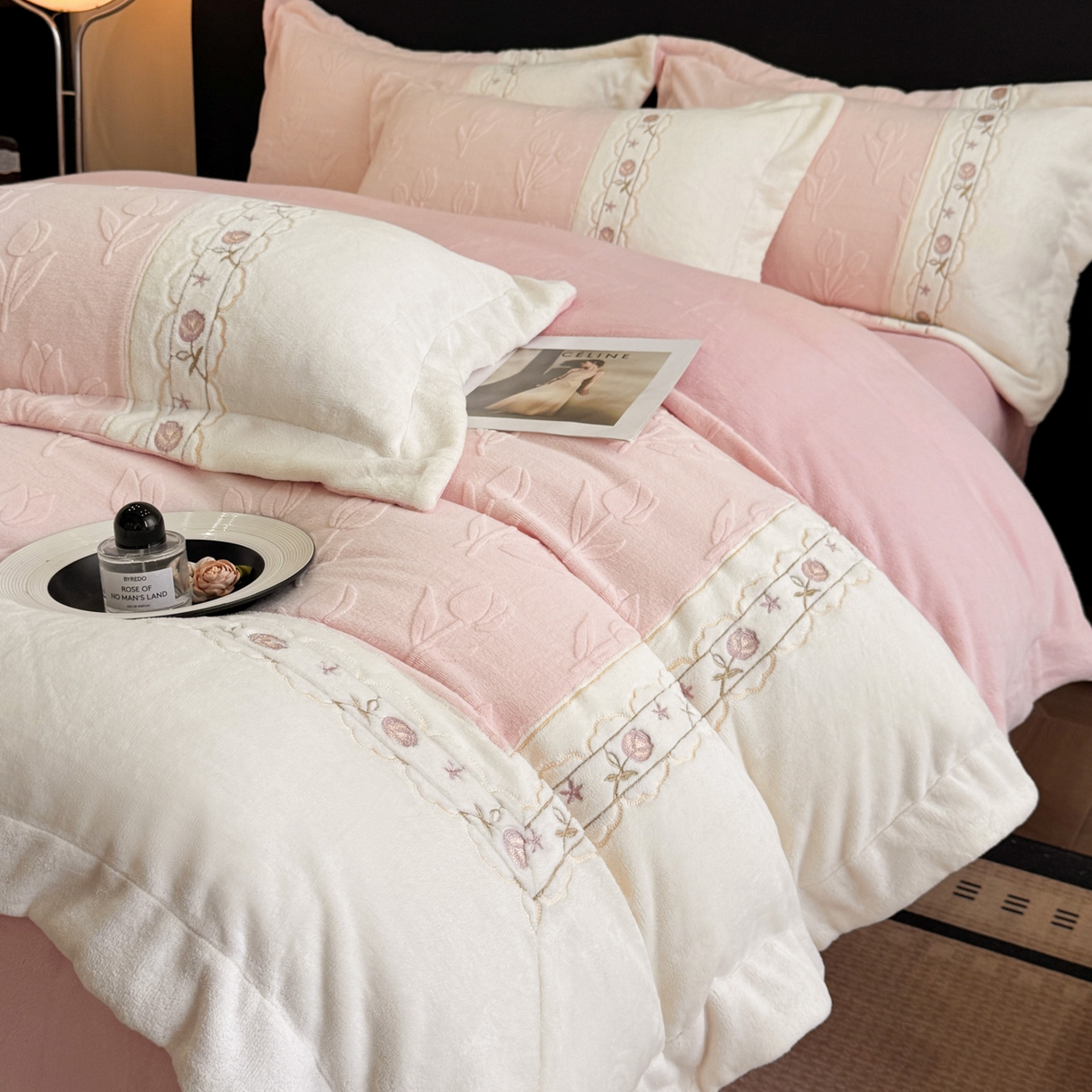 91家纺网 家纺一手货源 找家纺 博纳家纺 2025新款230克雕花绒法式花边刺绣拼角加厚牛奶绒四件套-美好时光 控价劵后248（严格按控价来） 美好时光-粉玉