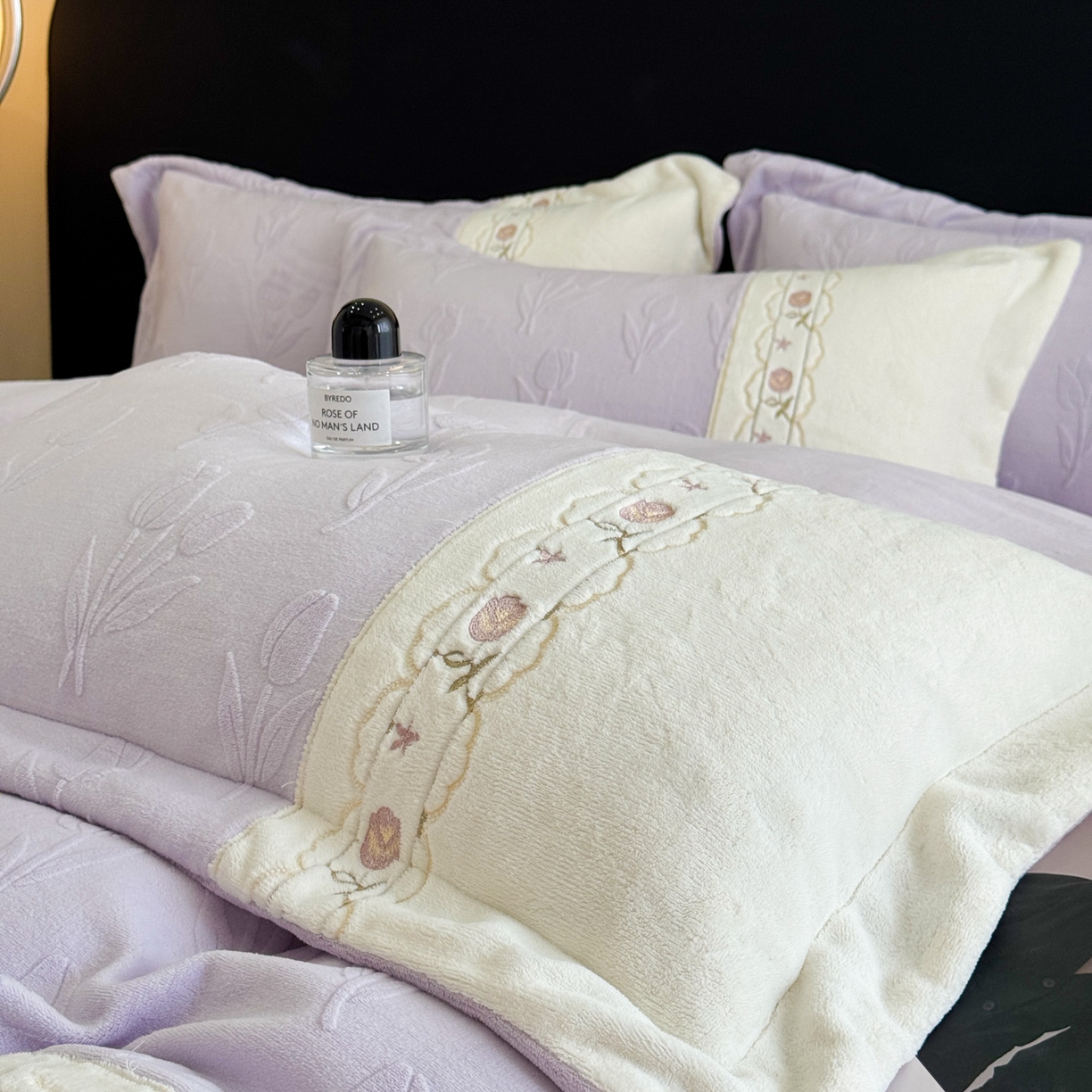 91家纺网 家纺一手货源 找家纺 博纳家纺 2025新款230克雕花绒法式花边刺绣拼角加厚牛奶绒四件套-美好时光 控价劵后248（严格按控价来） 美好时光-浅紫