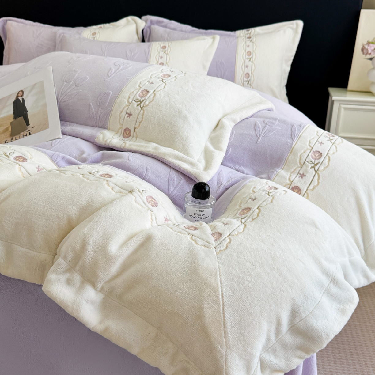 91家纺网 家纺一手货源 找家纺 博纳家纺 2025新款230克雕花绒法式花边刺绣拼角加厚牛奶绒四件套-美好时光 控价劵后248（严格按控价来） 美好时光-浅紫