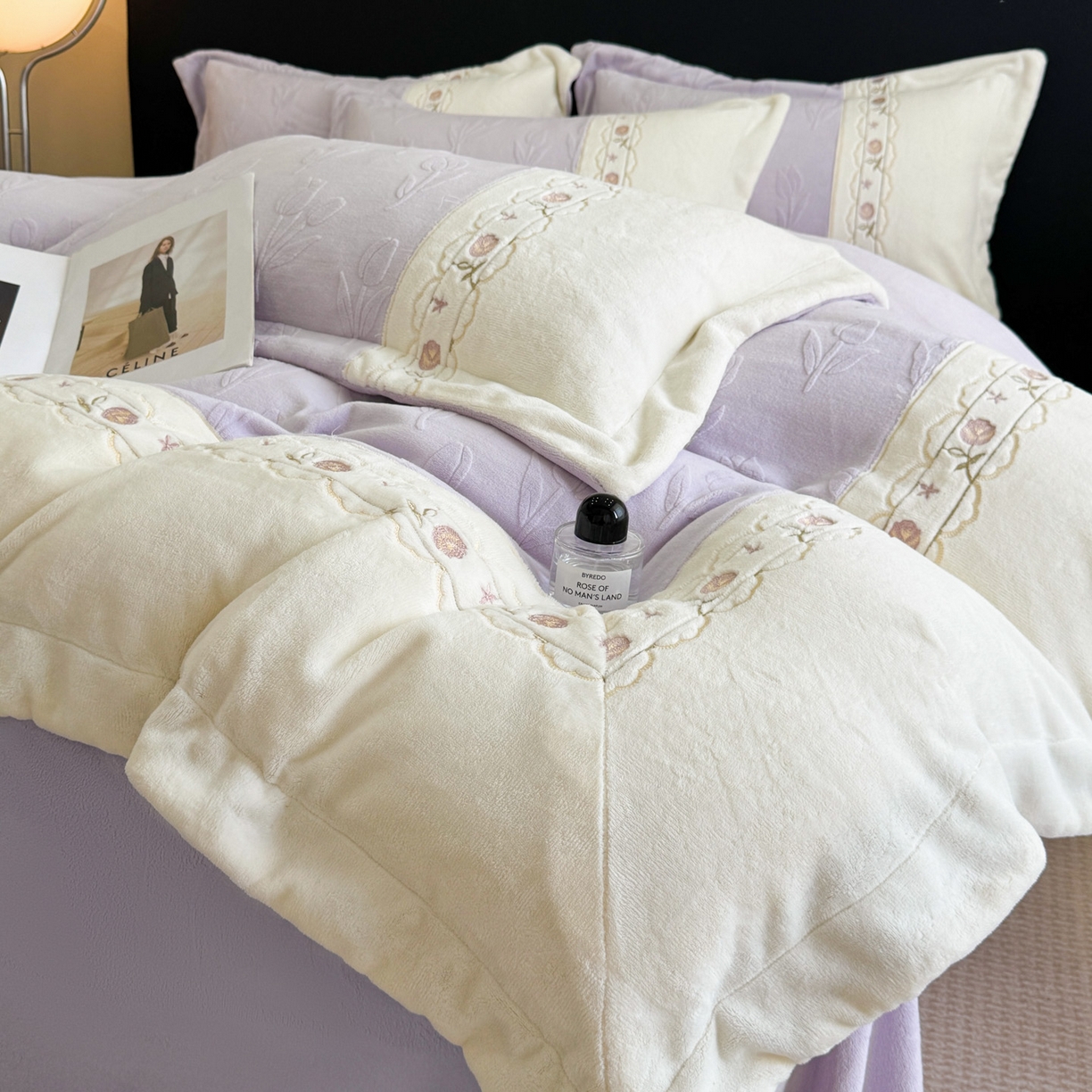 91家纺网 家纺一手货源 找家纺 博纳家纺 2025新款230克雕花绒法式花边刺绣拼角加厚牛奶绒四件套-美好时光 控价劵后248（严格按控价来） 美好时光-浅紫