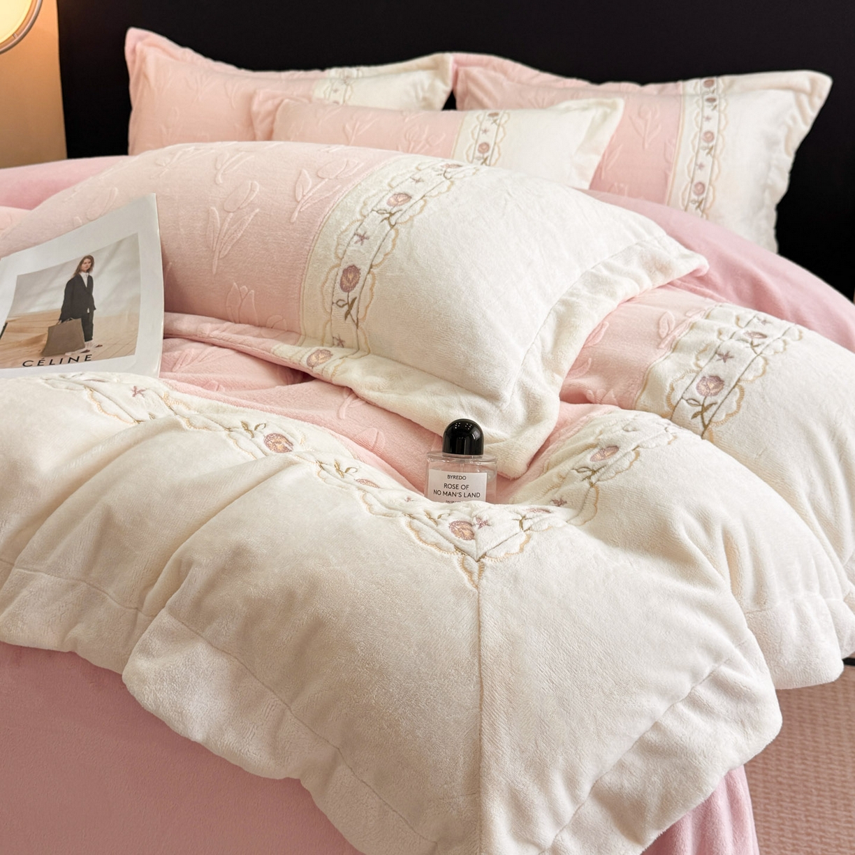 91家纺网 家纺一手货源 找家纺 博纳家纺 2025新款230克雕花绒法式花边刺绣拼角加厚牛奶绒四件套-美好时光 控价劵后248（严格按控价来） 美好时光-粉玉