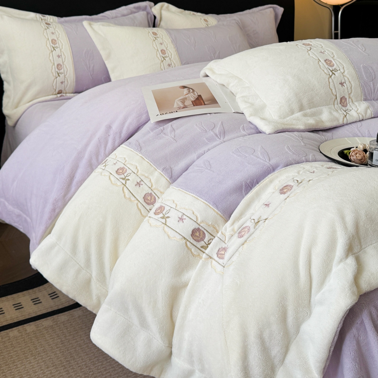 91家纺网 家纺一手货源 找家纺 博纳家纺 2025新款230克雕花绒法式花边刺绣拼角加厚牛奶绒四件套-美好时光 控价劵后248（严格按控价来） 美好时光-浅紫