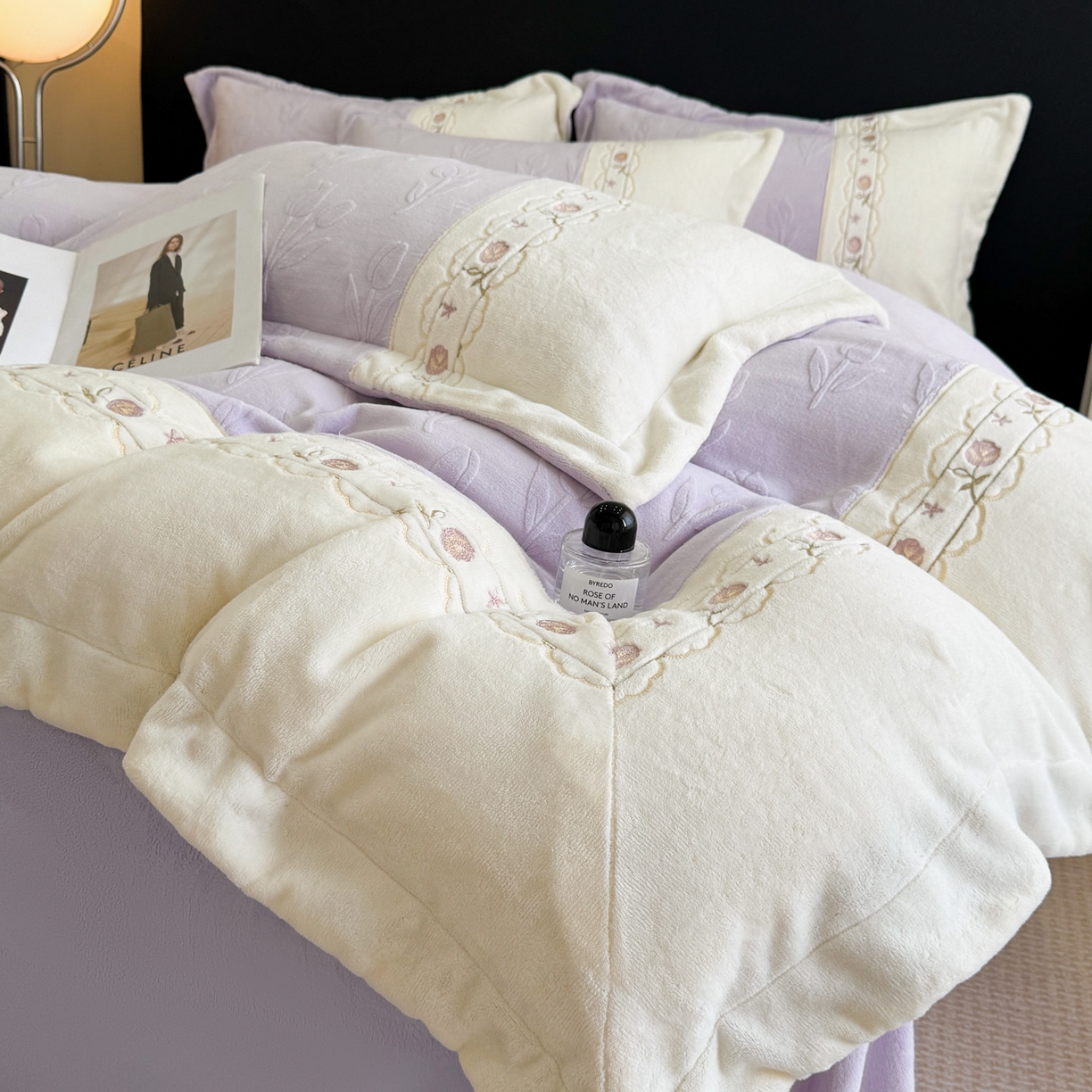 91家纺网 家纺一手货源 找家纺 博纳家纺 2025新款230克雕花绒法式花边刺绣拼角加厚牛奶绒四件套-美好时光 控价劵后248（严格按控价来） 美好时光-浅紫