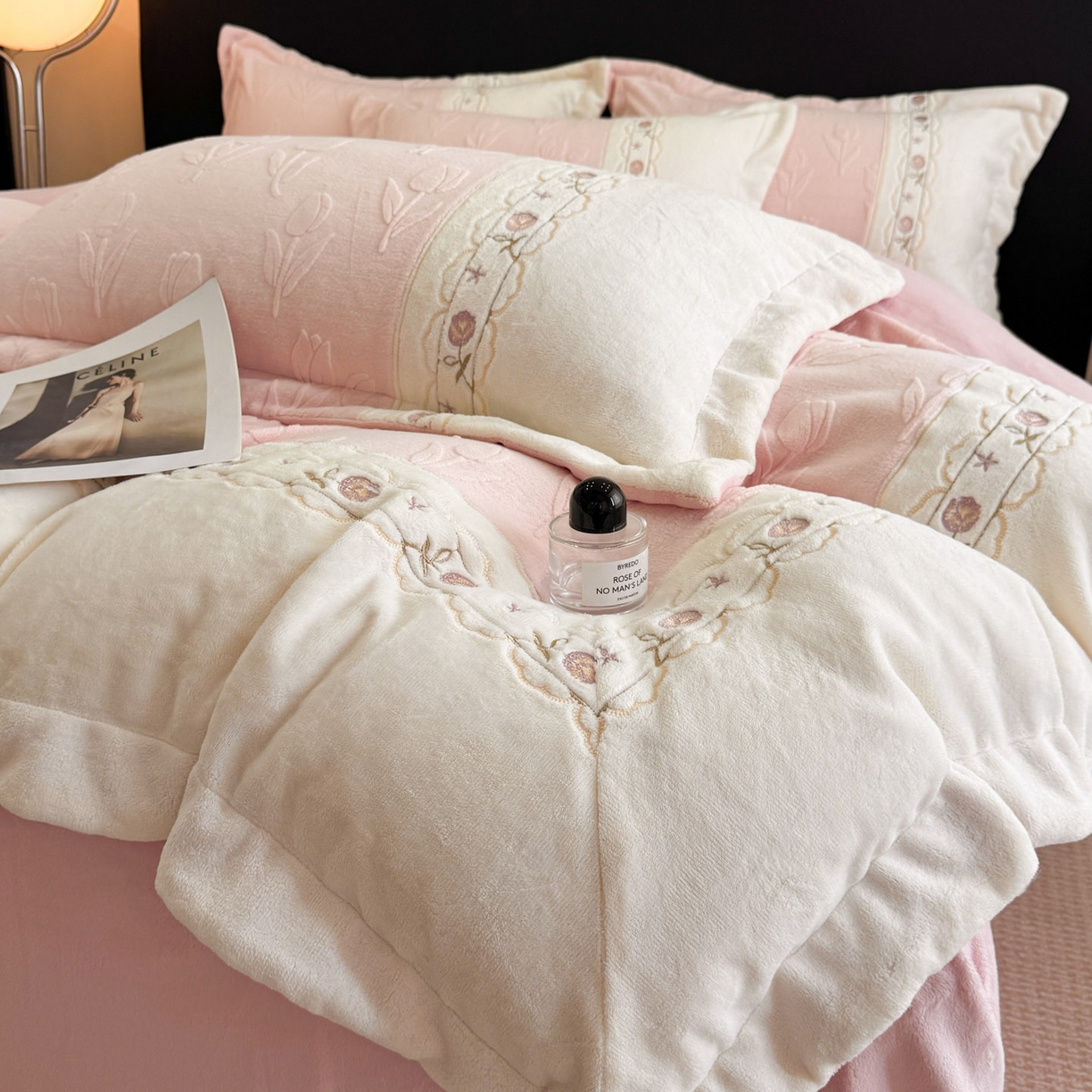 91家纺网 家纺一手货源 找家纺 博纳家纺 2025新款230克雕花绒法式花边刺绣拼角加厚牛奶绒四件套-美好时光 控价劵后248（严格按控价来） 美好时光-粉玉