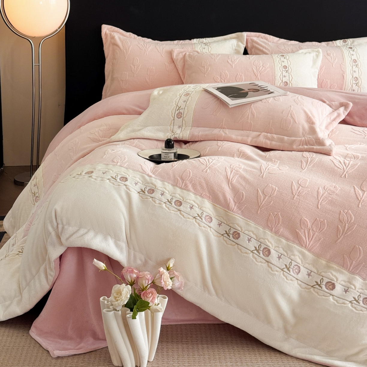 91家纺网 家纺一手货源 找家纺 博纳家纺 2025新款230克雕花绒法式花边刺绣拼角加厚牛奶绒四件套-美好时光 控价劵后248（严格按控价来） 美好时光-粉玉