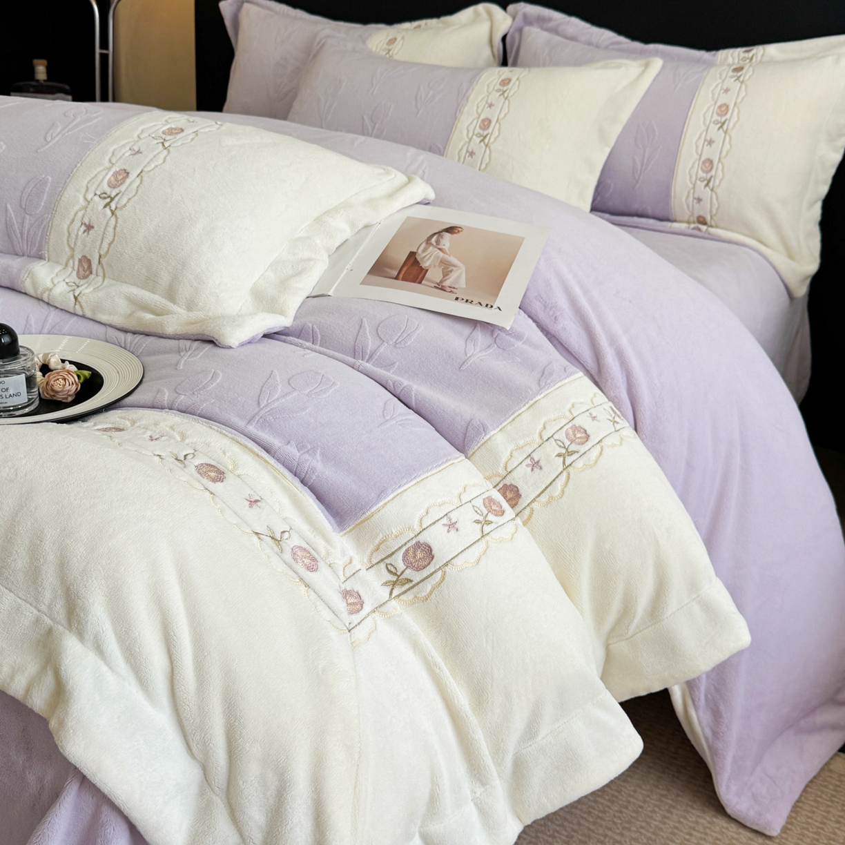 91家纺网 家纺一手货源 找家纺 博纳家纺 2025新款230克雕花绒法式花边刺绣拼角加厚牛奶绒四件套-美好时光 控价劵后248（严格按控价来） 美好时光-浅紫