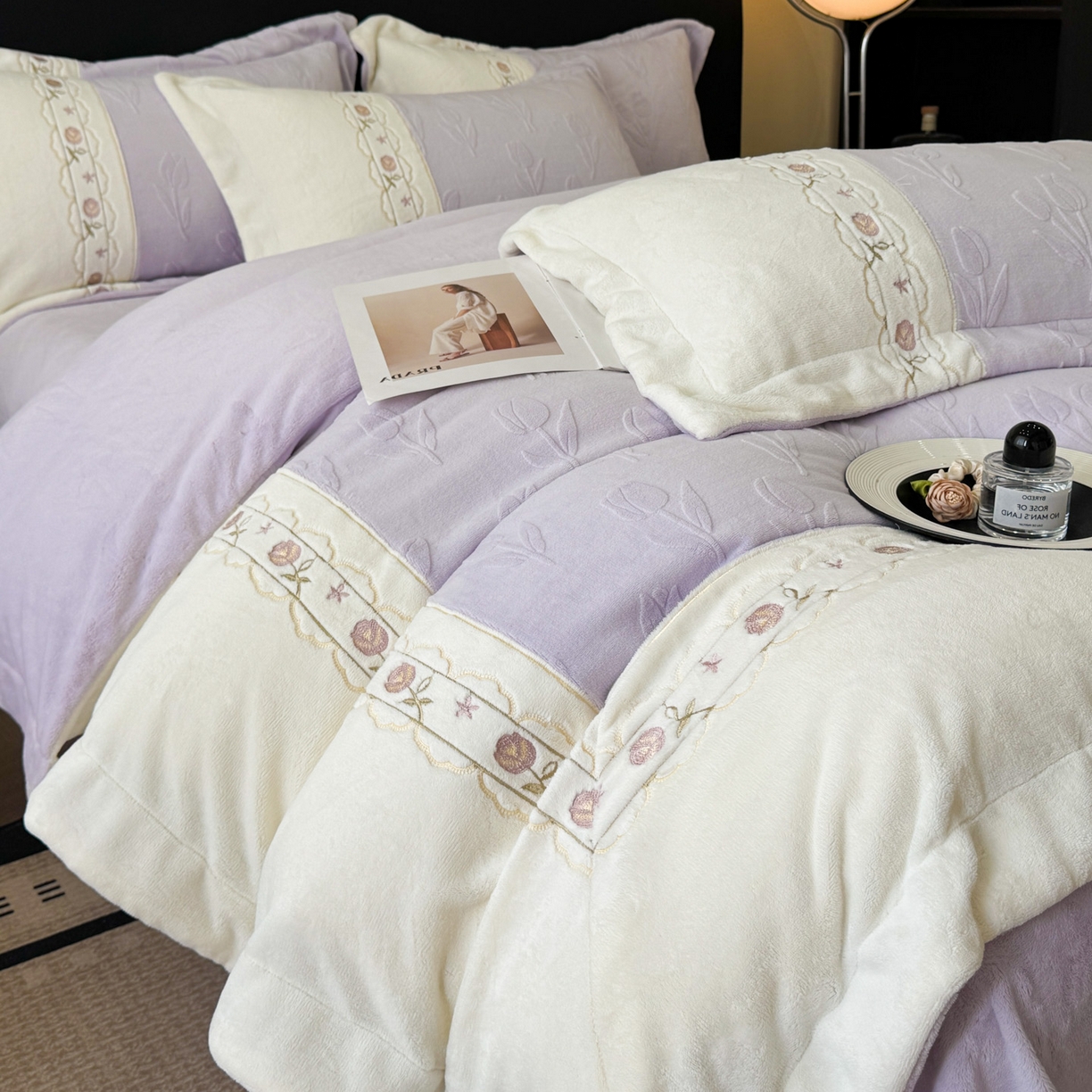 91家纺网 家纺一手货源 找家纺 博纳家纺 2025新款230克雕花绒法式花边刺绣拼角加厚牛奶绒四件套-美好时光 控价劵后248（严格按控价来） 美好时光-浅紫