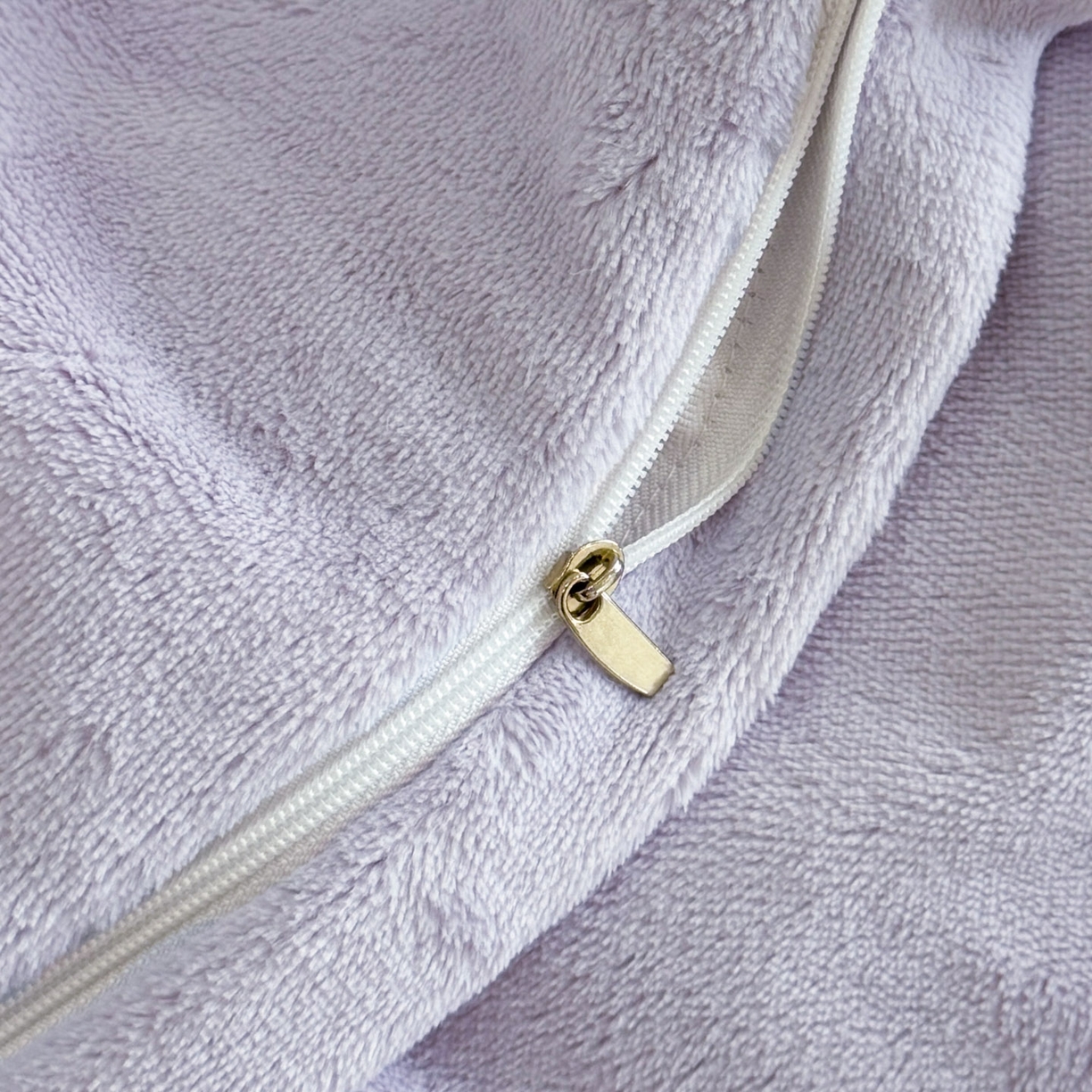 91家纺网 家纺一手货源 找家纺 博纳家纺 2025新款230克雕花绒法式花边刺绣拼角加厚牛奶绒四件套-美好时光 控价劵后248（严格按控价来） 美好时光-浅紫