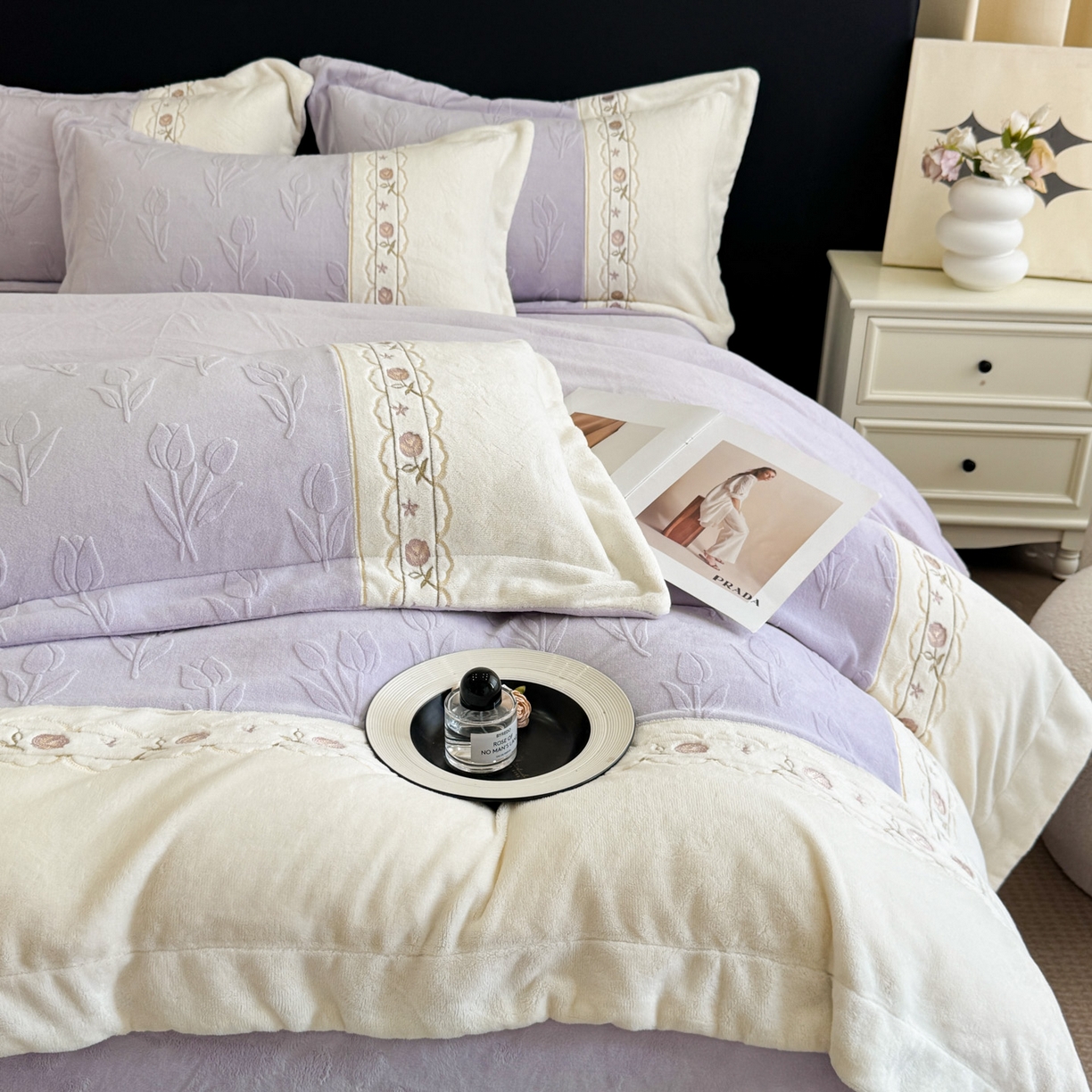 91家纺网 家纺一手货源 找家纺 博纳家纺 2025新款230克雕花绒法式花边刺绣拼角加厚牛奶绒四件套-美好时光 控价劵后248（严格按控价来） 美好时光-浅紫