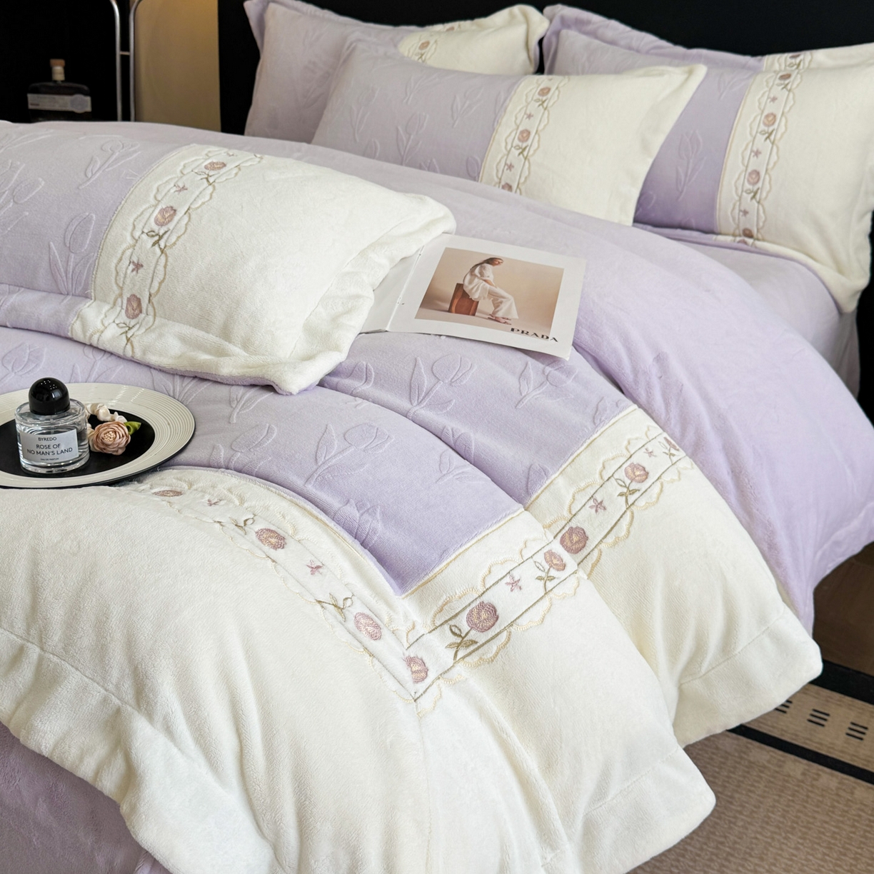 91家纺网 家纺一手货源 找家纺 博纳家纺 2025新款230克雕花绒法式花边刺绣拼角加厚牛奶绒四件套-美好时光 控价劵后248（严格按控价来） 美好时光-浅紫