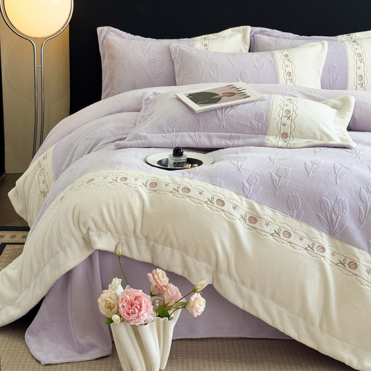 91家纺网 家纺一手货源 找家纺 博纳家纺 2025新款230克雕花绒法式花边刺绣拼角加厚牛奶绒四件套-美好时光 控价劵后248（严格按控价来） 美好时光-浅紫