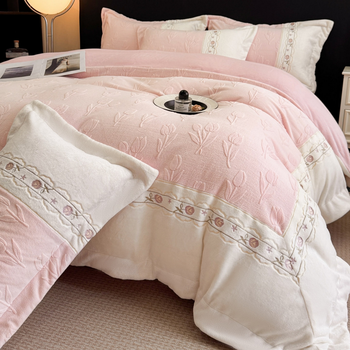 91家纺网 家纺一手货源 找家纺 博纳家纺 2025新款230克雕花绒法式花边刺绣拼角加厚牛奶绒四件套-美好时光 控价劵后248（严格按控价来） 美好时光-粉玉