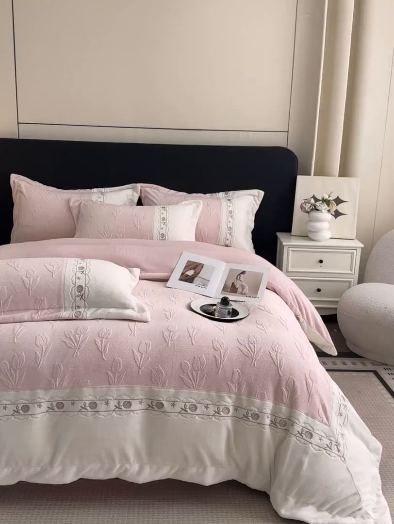 91家纺网 家纺一手货源 找家纺 （总）博纳家纺 2025新款230克雕花绒法式花边刺绣拼角加厚牛奶绒四件套-美好时光 控价劵后248（严格按控价来）