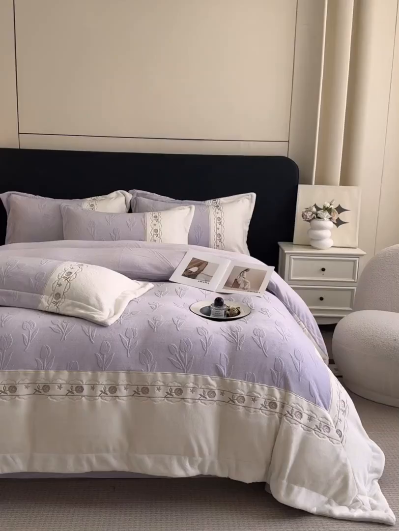 91家纺网 家纺一手货源 找家纺 博纳家纺 2025新款230克雕花绒法式花边刺绣拼角加厚牛奶绒四件套-美好时光 控价劵后248（严格按控价来） 美好时光-浅紫