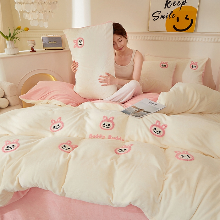 91家纺网 家纺一手货源 找家纺 yyds网供 2025秋冬加厚牛奶绒四件套卡通毛巾绣花宝宝绒婴儿绒水晶绒法莱绒AB版 布拉拉-毛巾绣