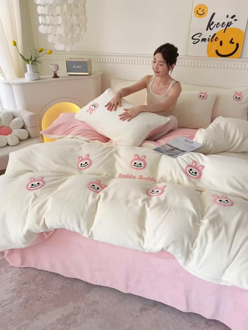 91家纺网 家纺一手货源 找家纺 yyds网供 2025秋冬加厚牛奶绒四件套卡通毛巾绣花宝宝绒婴儿绒水晶绒法莱绒AB版 布拉拉-毛巾绣