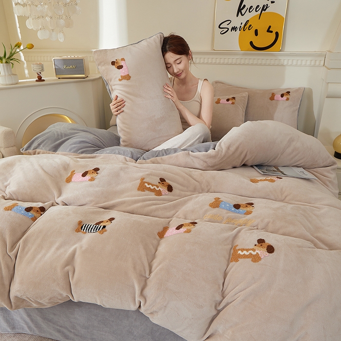 91家纺网 家纺一手货源 找家纺 yyds网供 2025秋冬加厚牛奶绒四件套卡通毛巾绣花宝宝绒婴儿绒水晶绒法莱绒AB版 腊肠狗-毛巾绣