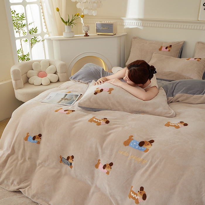 91家纺网 家纺一手货源 找家纺 yyds网供 2025秋冬加厚牛奶绒四件套卡通毛巾绣花宝宝绒婴儿绒水晶绒法莱绒AB版 腊肠狗-毛巾绣