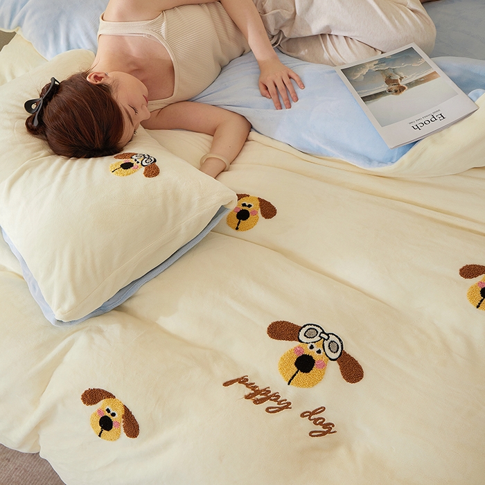 91家纺网 家纺一手货源 找家纺 yyds网供 2025秋冬加厚牛奶绒四件套卡通毛巾绣花宝宝绒婴儿绒水晶绒法莱绒AB版 淘气狗-毛巾绣