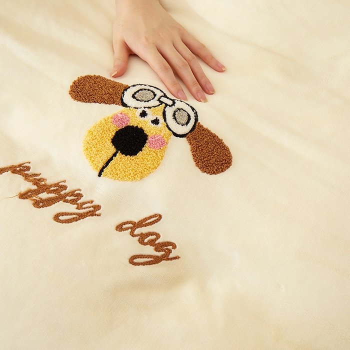 91家纺网 家纺一手货源 找家纺 yyds网供 2025秋冬加厚牛奶绒四件套卡通毛巾绣花宝宝绒婴儿绒水晶绒法莱绒AB版 淘气狗-毛巾绣