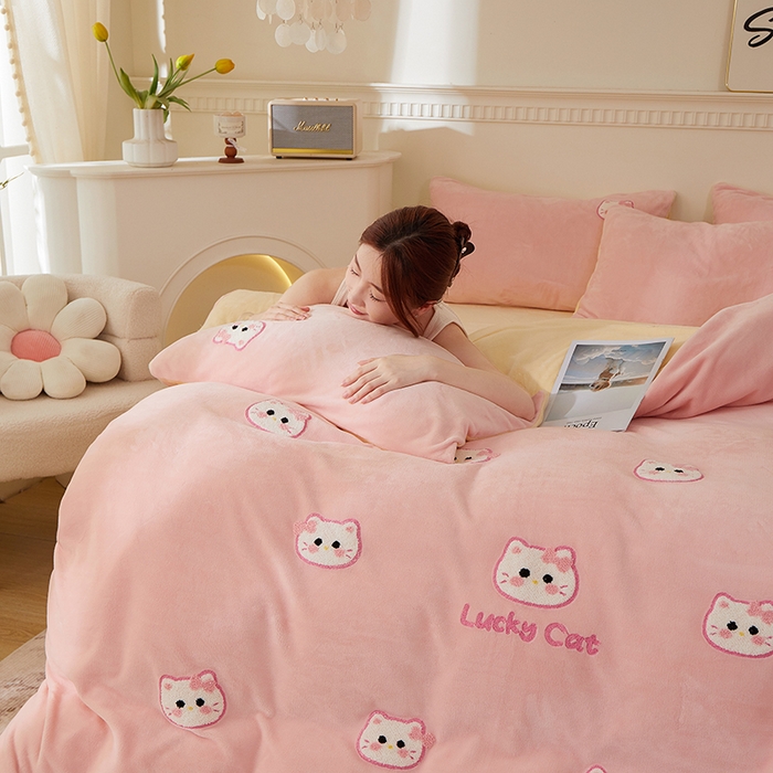 91家纺网 家纺一手货源 找家纺 yyds网供 2025秋冬加厚牛奶绒四件套卡通毛巾绣花宝宝绒婴儿绒水晶绒法莱绒AB版 小粉猫-毛巾绣