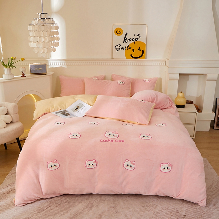 91家纺网 家纺一手货源 找家纺 yyds网供 2025秋冬加厚牛奶绒四件套卡通毛巾绣花宝宝绒婴儿绒水晶绒法莱绒AB版 小粉猫-毛巾绣