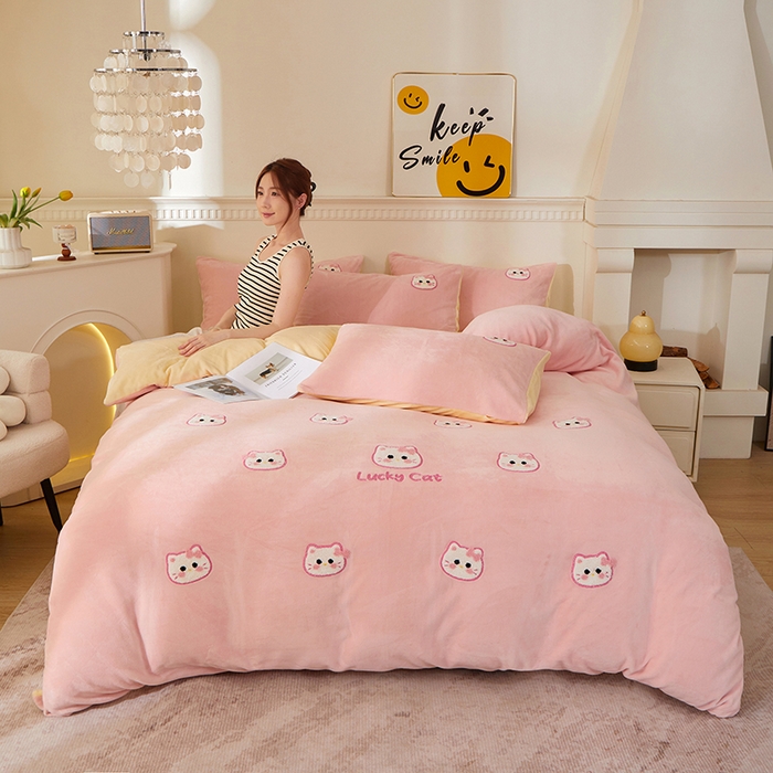 91家纺网 家纺一手货源 找家纺 yyds网供 2025秋冬加厚牛奶绒四件套卡通毛巾绣花宝宝绒婴儿绒水晶绒法莱绒AB版 小粉猫-毛巾绣