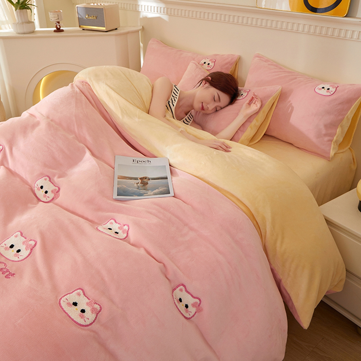 91家纺网 家纺一手货源 找家纺 yyds网供 2025秋冬加厚牛奶绒四件套卡通毛巾绣花宝宝绒婴儿绒水晶绒法莱绒AB版 小粉猫-毛巾绣