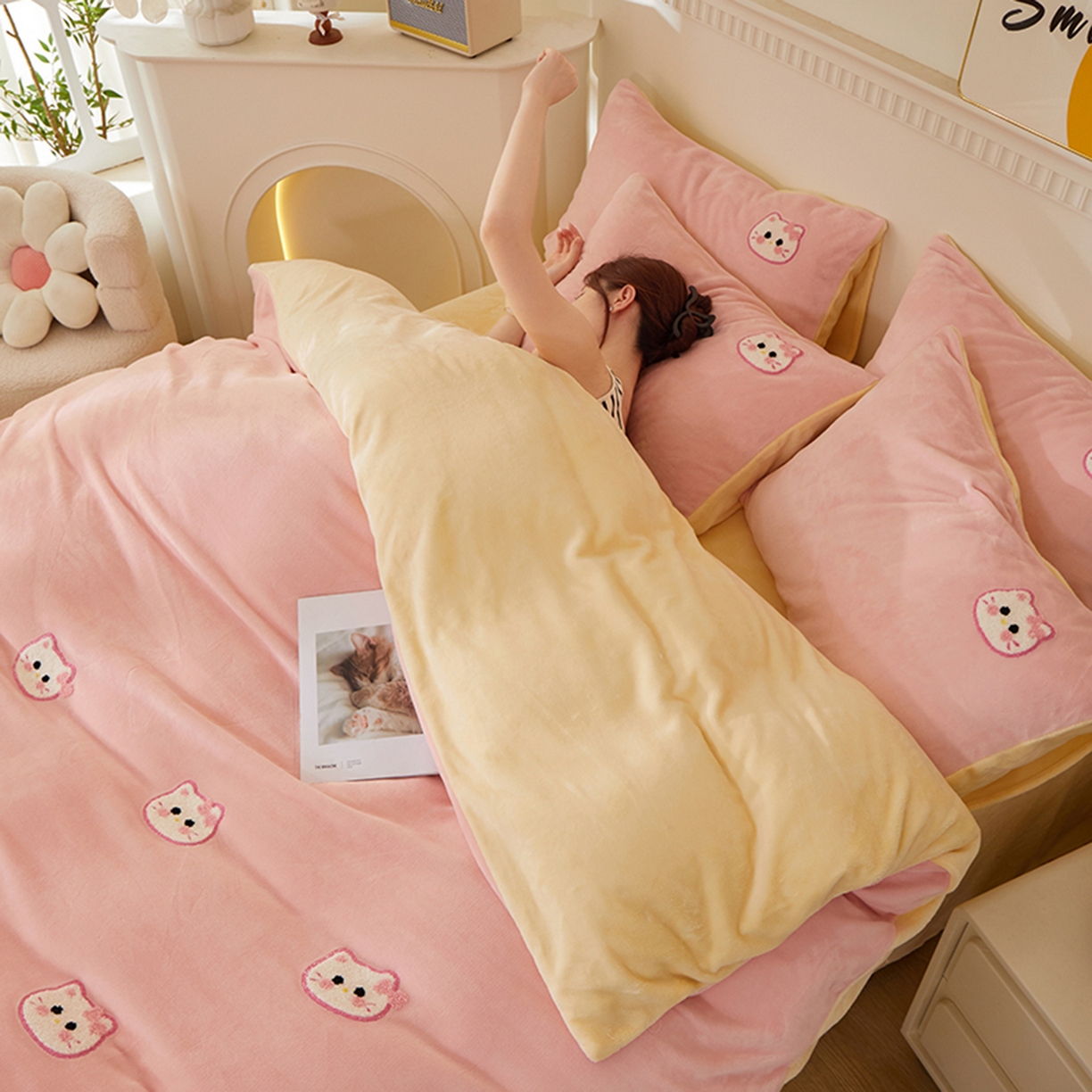 91家纺网 家纺一手货源 找家纺 yyds网供 2025秋冬加厚牛奶绒四件套卡通毛巾绣花宝宝绒婴儿绒水晶绒法莱绒AB版 小粉猫-毛巾绣