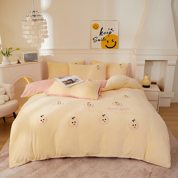 91家纺网 家纺一手货源 找家纺 yyds网供 2025秋冬加厚牛奶绒四件套卡通毛巾绣花宝宝绒婴儿绒水晶绒法莱绒AB版 小苹果-毛巾绣