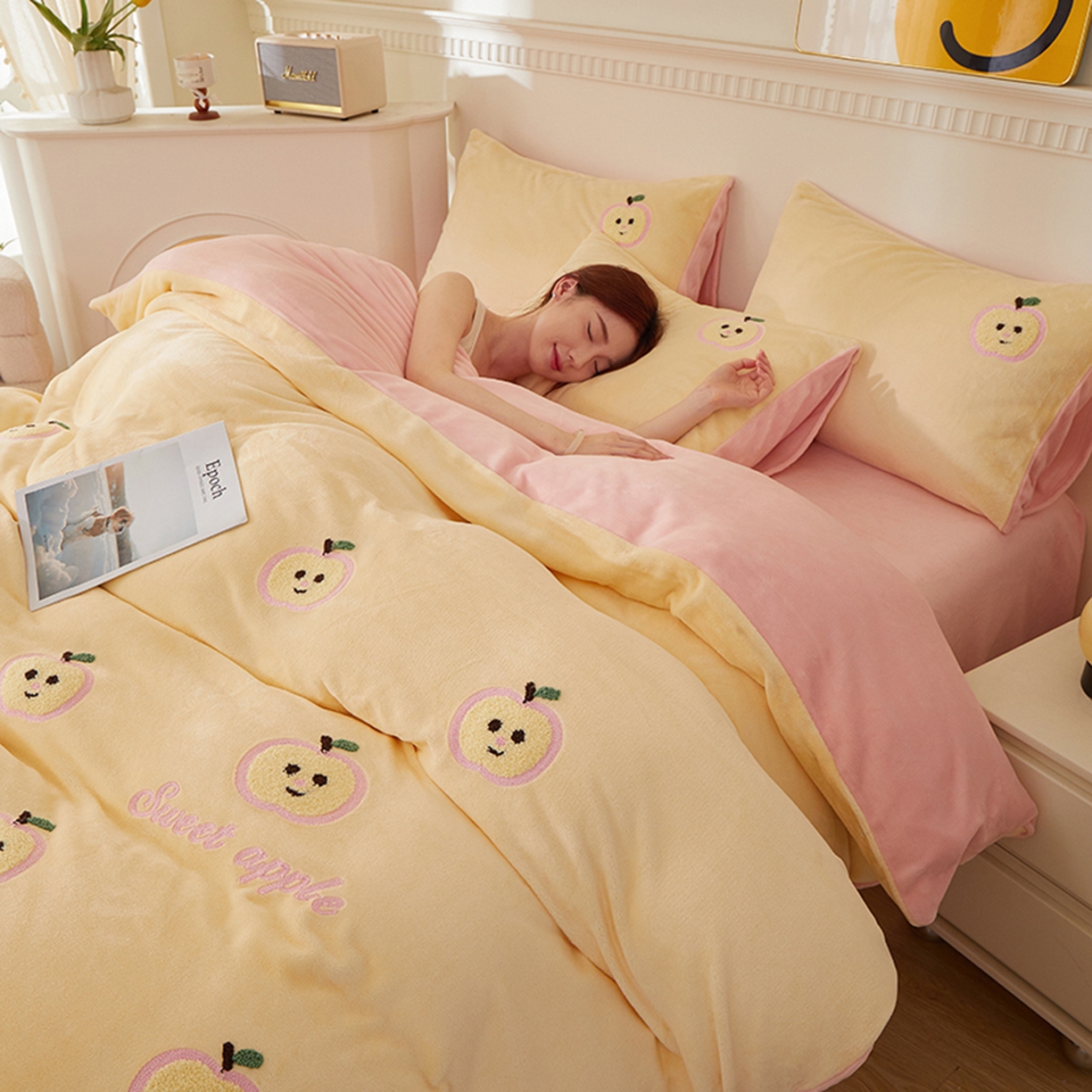 91家纺网 家纺一手货源 找家纺 yyds网供 2025秋冬加厚牛奶绒四件套卡通毛巾绣花宝宝绒婴儿绒水晶绒法莱绒AB版 小苹果-毛巾绣