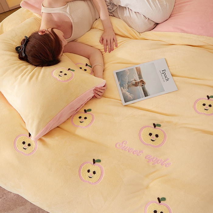 91家纺网 家纺一手货源 找家纺 yyds网供 2025秋冬加厚牛奶绒四件套卡通毛巾绣花宝宝绒婴儿绒水晶绒法莱绒AB版 小苹果-毛巾绣