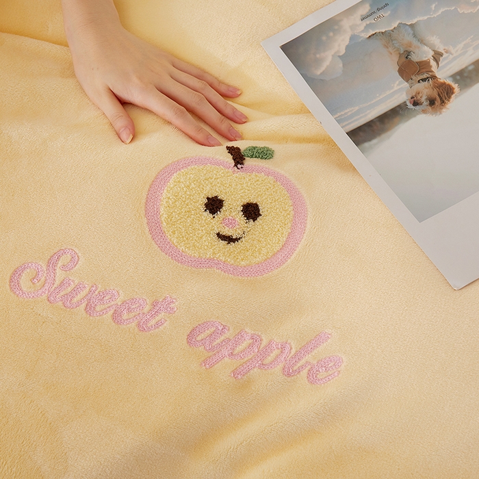 91家纺网 家纺一手货源 找家纺 yyds网供 2025秋冬加厚牛奶绒四件套卡通毛巾绣花宝宝绒婴儿绒水晶绒法莱绒AB版 小苹果-毛巾绣
