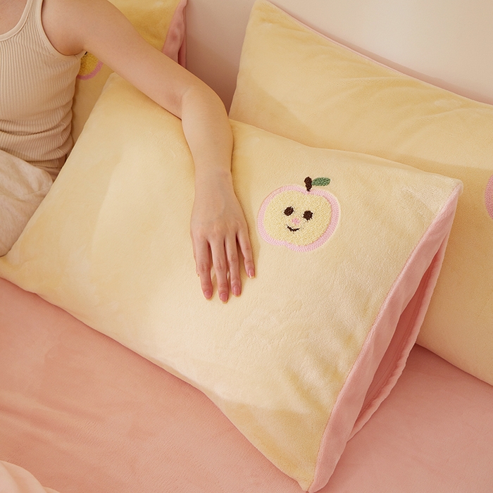 91家纺网 家纺一手货源 找家纺 yyds网供 2025秋冬加厚牛奶绒四件套卡通毛巾绣花宝宝绒婴儿绒水晶绒法莱绒AB版 小苹果-毛巾绣