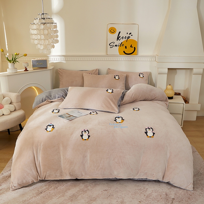 91家纺网 家纺一手货源 找家纺 yyds网供 2025秋冬加厚牛奶绒四件套卡通毛巾绣花宝宝绒婴儿绒水晶绒法莱绒AB版 小企鹅-毛巾绣