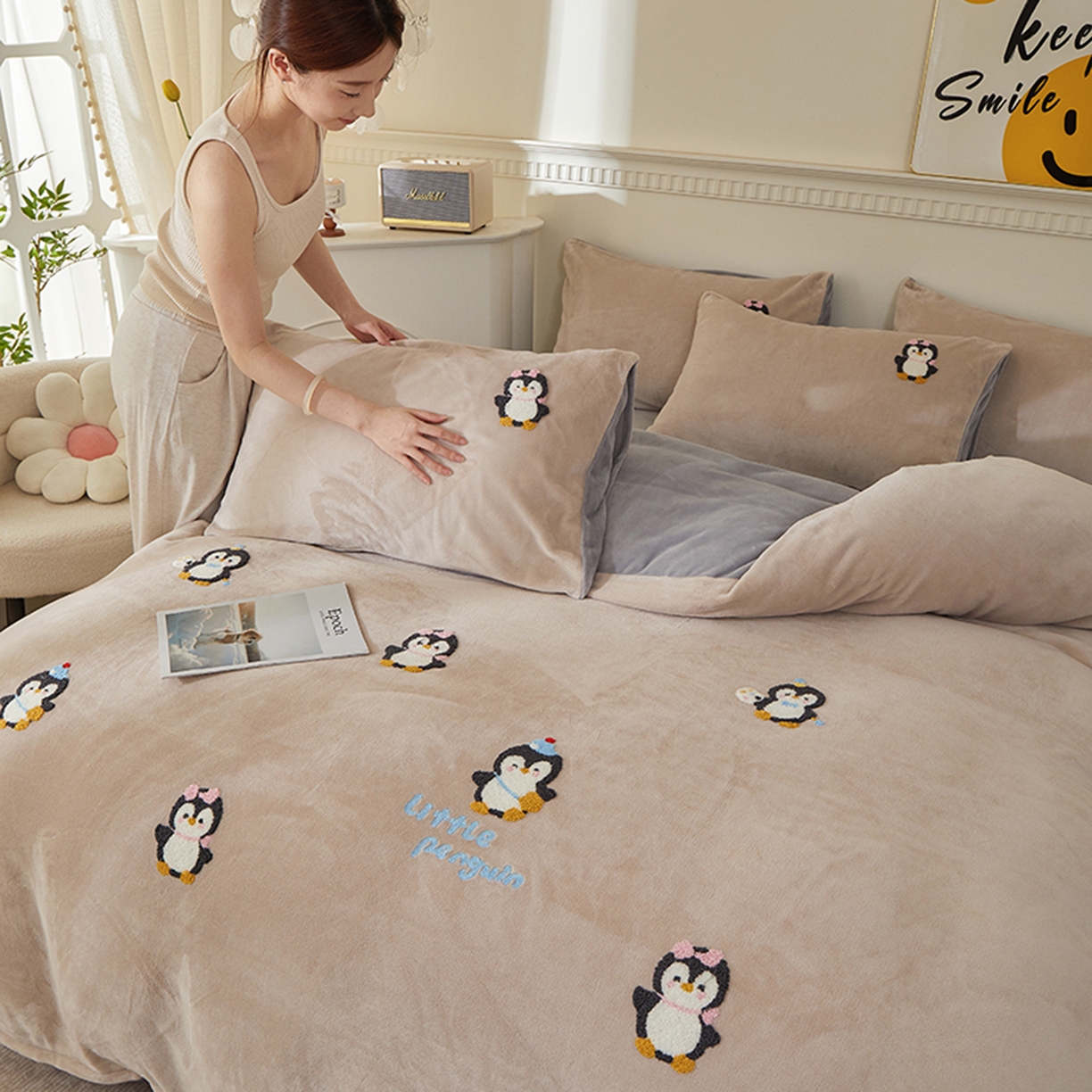 91家纺网 家纺一手货源 找家纺 yyds网供 2025秋冬加厚牛奶绒四件套卡通毛巾绣花宝宝绒婴儿绒水晶绒法莱绒AB版 小企鹅-毛巾绣