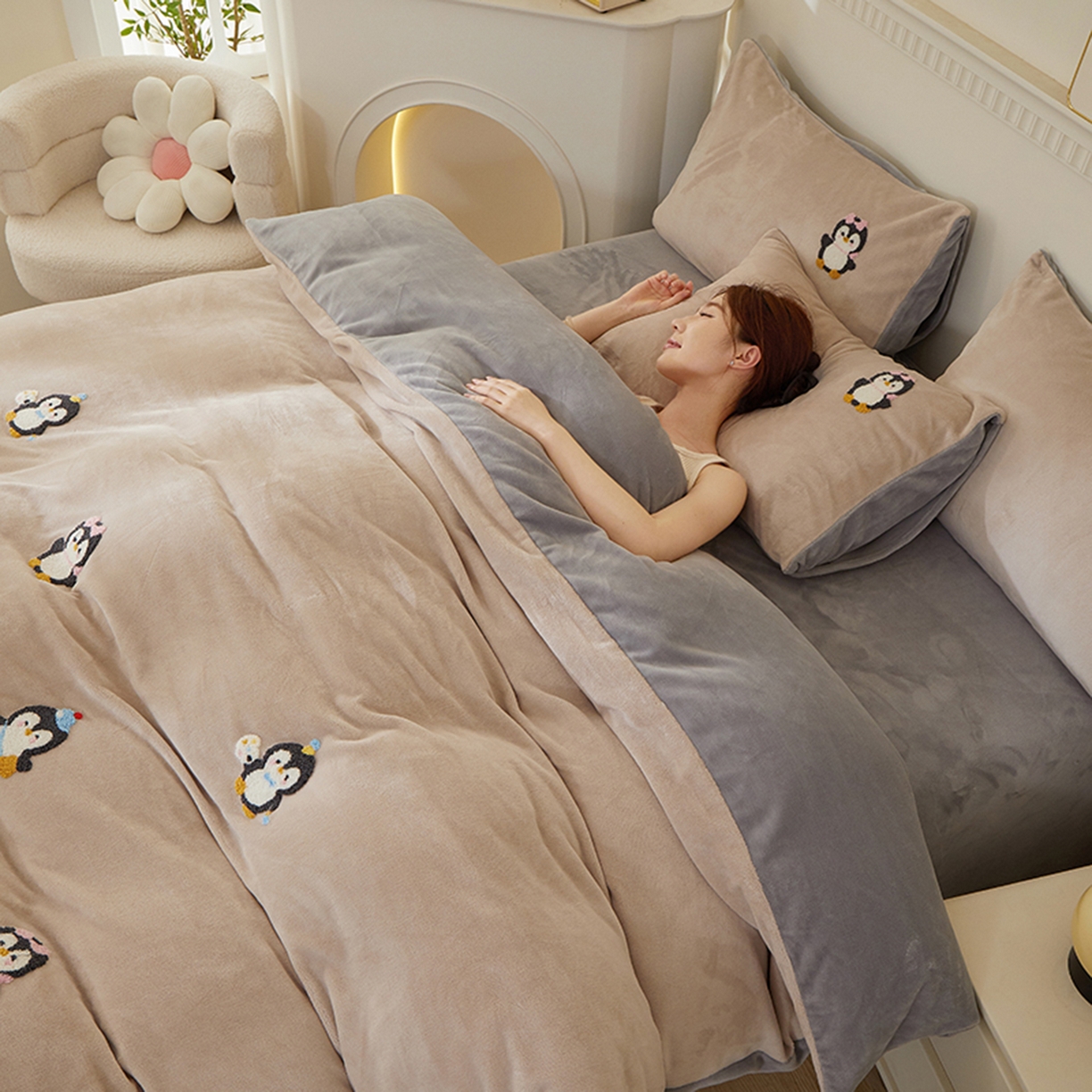 91家纺网 家纺一手货源 找家纺 yyds网供 2025秋冬加厚牛奶绒四件套卡通毛巾绣花宝宝绒婴儿绒水晶绒法莱绒AB版 小企鹅-毛巾绣