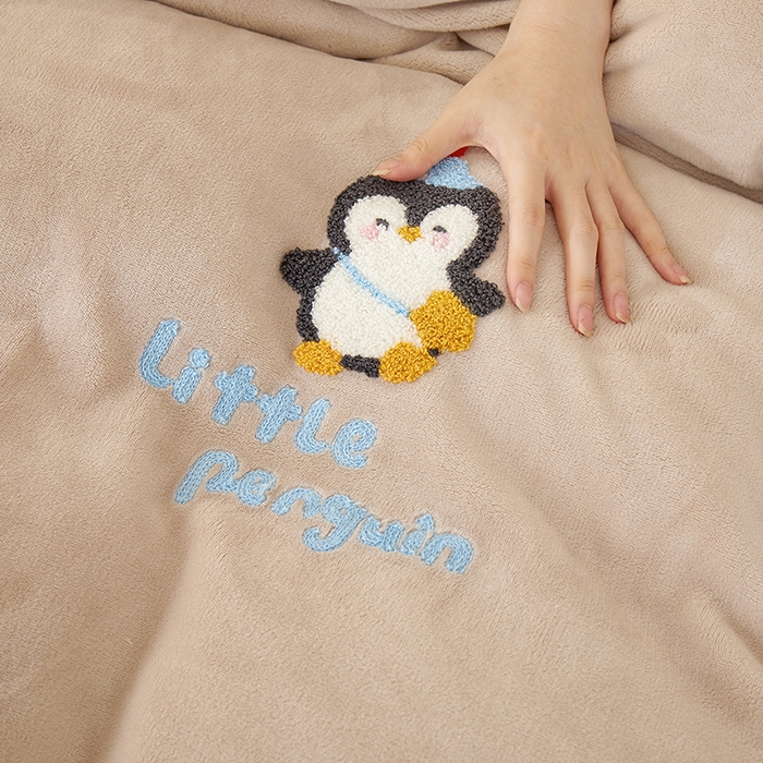 91家纺网 家纺一手货源 找家纺 yyds网供 2025秋冬加厚牛奶绒四件套卡通毛巾绣花宝宝绒婴儿绒水晶绒法莱绒AB版 小企鹅-毛巾绣