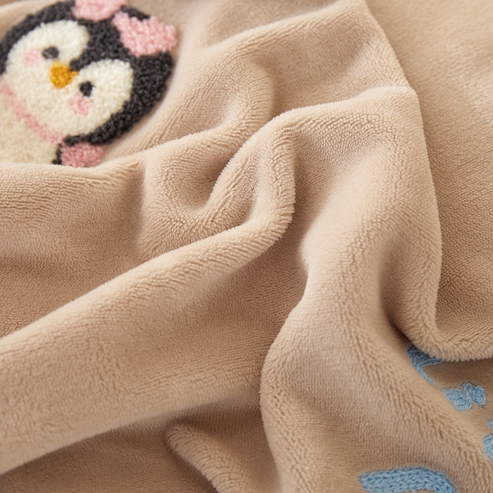 91家纺网 家纺一手货源 找家纺 yyds网供 2025秋冬加厚牛奶绒四件套卡通毛巾绣花宝宝绒婴儿绒水晶绒法莱绒AB版 小企鹅-毛巾绣