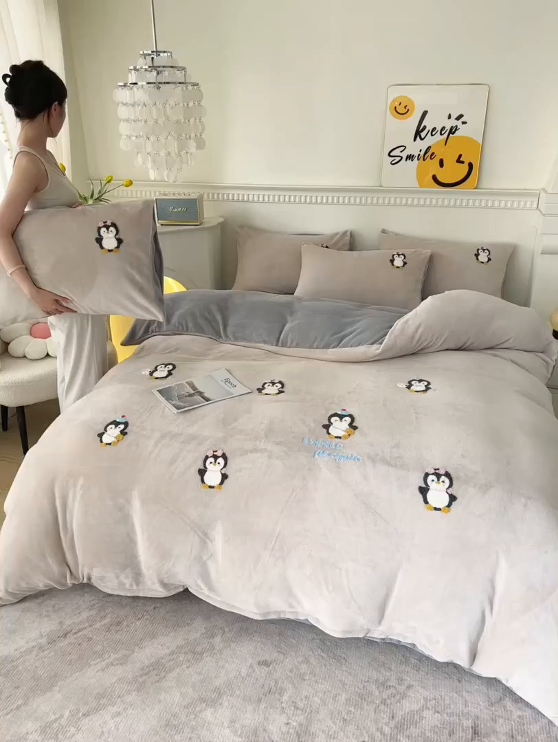 91家纺网 家纺一手货源 找家纺 yyds网供 2025秋冬加厚牛奶绒四件套卡通毛巾绣花宝宝绒婴儿绒水晶绒法莱绒AB版 小企鹅-毛巾绣