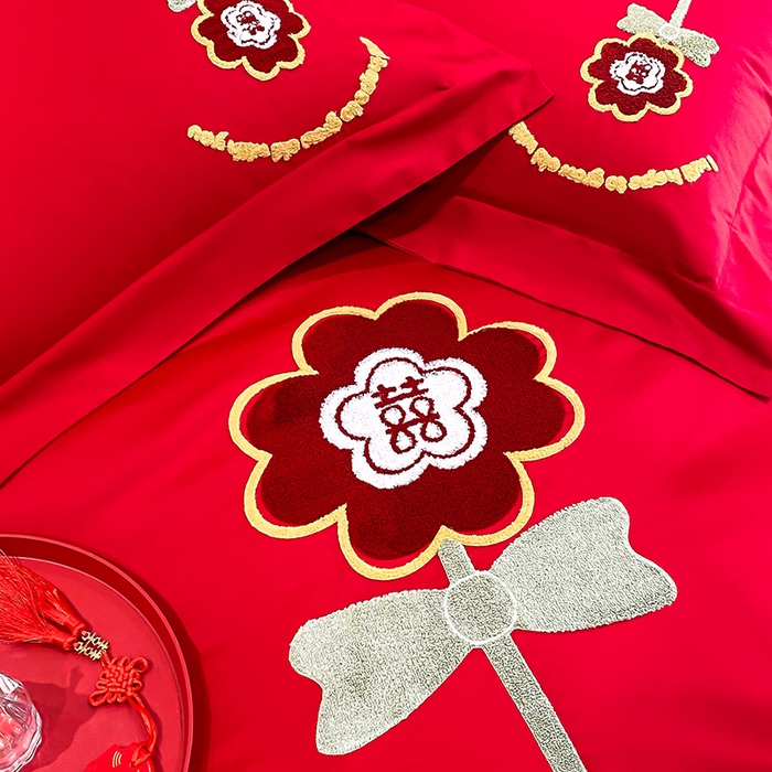 91家纺网 家纺一手货源 找家纺 置顶家纺 2025新款亲肤磨毛刺绣婚庆四件套系列-棚拍 合美-大红