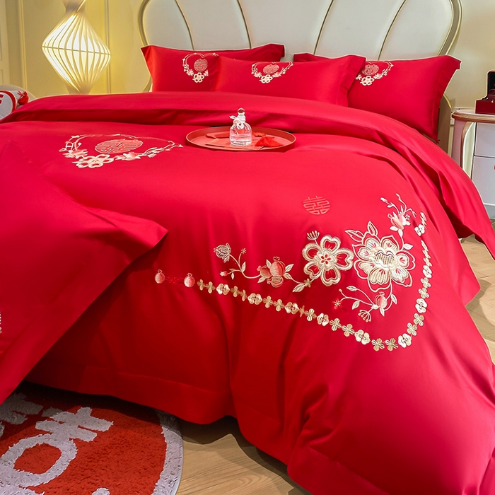 91家纺网 家纺一手货源 找家纺 置顶家纺 2025新款亲肤磨毛刺绣婚庆四件套系列-棚拍 倾心-大红