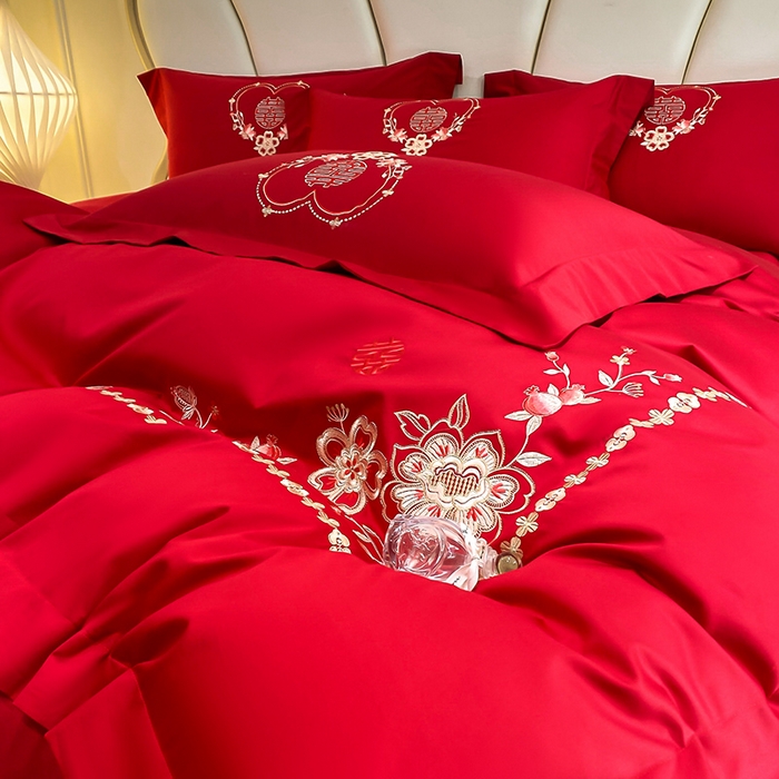 91家纺网 家纺一手货源 找家纺 置顶家纺 2025新款亲肤磨毛刺绣婚庆四件套系列-棚拍 倾心-大红