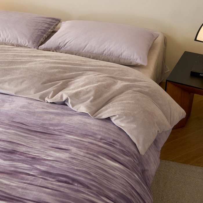 91家纺网 家纺一手货源 找家纺 ONE TWO ONE 121 2025秋冬新款牛奶绒德芙绒宝宝绒婴儿绒短毛绒四件套床单被套-波光莎娜【未来大爆款】【提供买家秀】  会员-10    控价 标准258  加大278 波光莎娜-紫