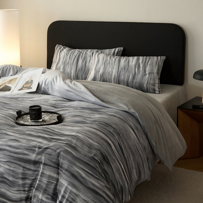 91家纺网 家纺一手货源 找家纺 ONE TWO ONE 121 2025秋冬新款牛奶绒德芙绒宝宝绒婴儿绒短毛绒四件套床单被套-波光莎娜【未来大爆款】【提供买家秀】  会员-10    控价 标准258  加大278 波光莎娜-灰