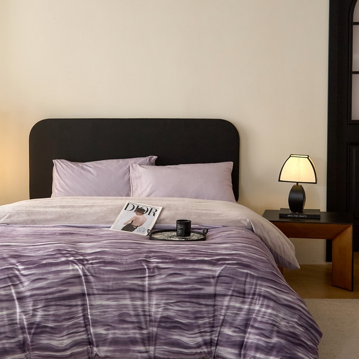 91家纺网 家纺一手货源 找家纺 ONE TWO ONE 121 2025秋冬新款牛奶绒德芙绒宝宝绒婴儿绒短毛绒四件套床单被套-波光莎娜【未来大爆款】【提供买家秀】  会员-10    控价 标准258  加大278 波光莎娜-紫