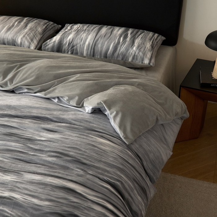 91家纺网 家纺一手货源 找家纺 ONE TWO ONE 121 2025秋冬新款牛奶绒德芙绒宝宝绒婴儿绒短毛绒四件套床单被套-波光莎娜【未来大爆款】【提供买家秀】  会员-10    控价 标准258  加大278 波光莎娜-灰