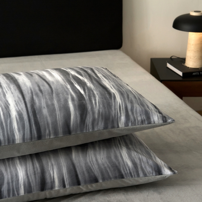 91家纺网 家纺一手货源 找家纺 ONE TWO ONE 121 2025秋冬新款牛奶绒德芙绒宝宝绒婴儿绒短毛绒四件套床单被套-波光莎娜【未来大爆款】【提供买家秀】  会员-10    控价 标准258  加大278 波光莎娜-灰