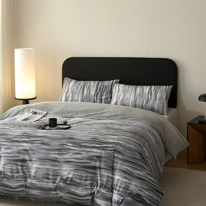 91家纺网 家纺一手货源 找家纺 ONE TWO ONE 121 2025秋冬新款牛奶绒德芙绒宝宝绒婴儿绒短毛绒四件套床单被套-波光莎娜【未来大爆款】【提供买家秀】  会员-10    控价 标准258  加大278 波光莎娜-灰